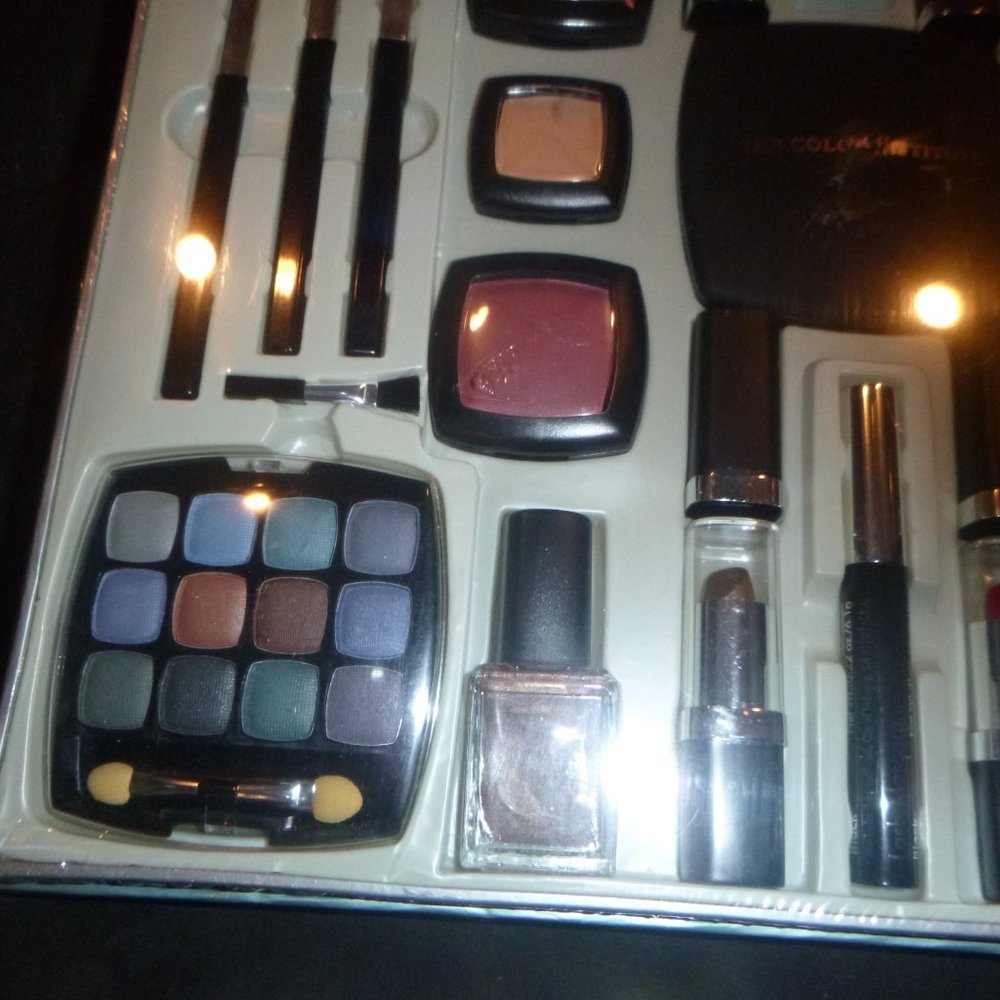 Large Color Ensemble Makeup Gift Set - Picture 5 of 8